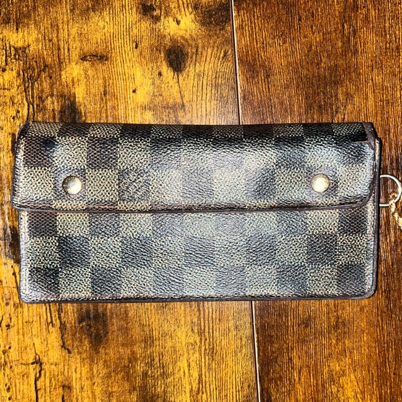 Louis Vuitton Handbags - Louis Vuitton Damier wallet